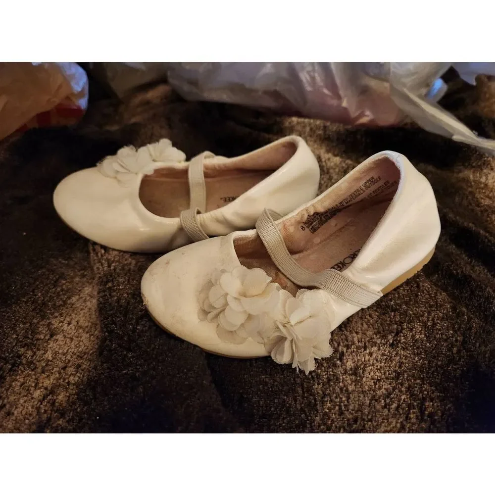 Girls white dress shoes size 8 cherokee